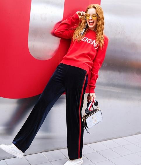 2017秋冬最流行学院风丝绒背带短裙:青春减龄(图) 2017秋冬最流行学院风丝绒背带短裙:青春减龄(图)