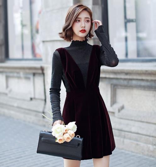 2017秋冬最流行学院风丝绒背带短裙：青春减龄（图）