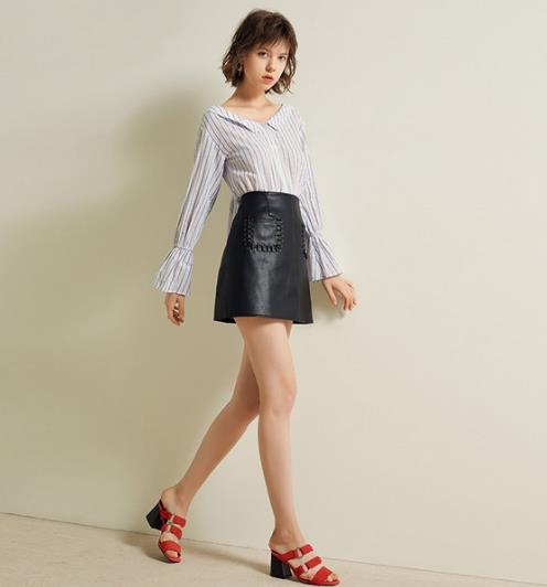 牛仔裤搭配喇叭袖荷叶边雪纺衫:修身显瘦时髦范 牛仔裤搭配喇叭袖荷叶边雪纺衫:修身显瘦时髦范