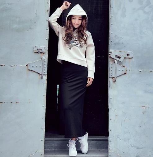 秋冬天这么搭配才能又暖又美丽：刺绣加绒卫衣推荐