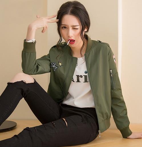 秋日必备棒球衫:刺绣棒球衫最时髦的经典时尚(图) 秋日必备棒球衫:刺绣棒球衫最时髦的经典时尚(图)