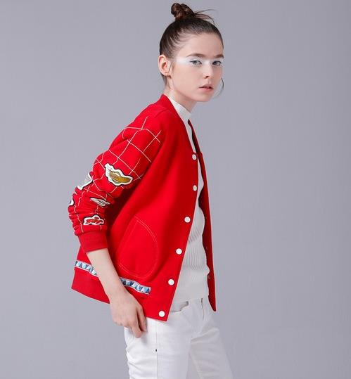 秋日必备棒球衫:刺绣棒球衫最时髦的经典时尚(图) 秋日必备棒球衫:刺绣棒球衫最时髦的经典时尚(图)