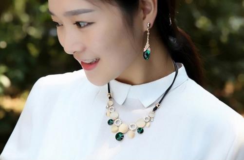 怎么才能让搭配事半功倍:时尚水晶锁骨链推荐(图) 怎么才能让搭配事半功倍:时尚水晶锁骨链推荐(图)