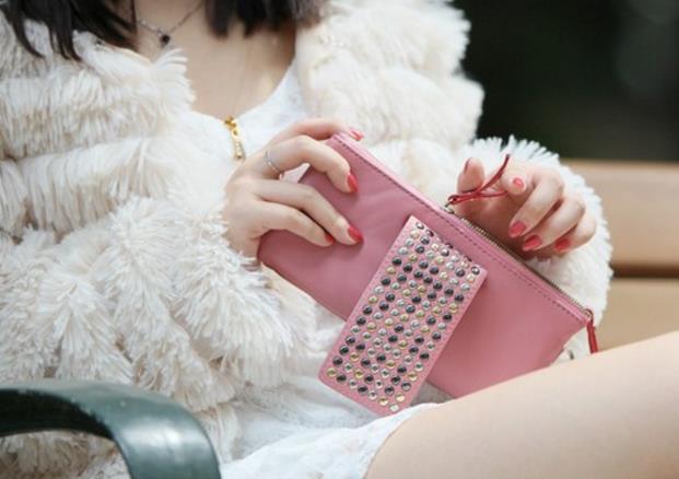 铆钉中长款手拿包分享:打造细腻、浪漫和奢华 铆钉中长款手拿包分享:打造细腻、浪漫和奢华