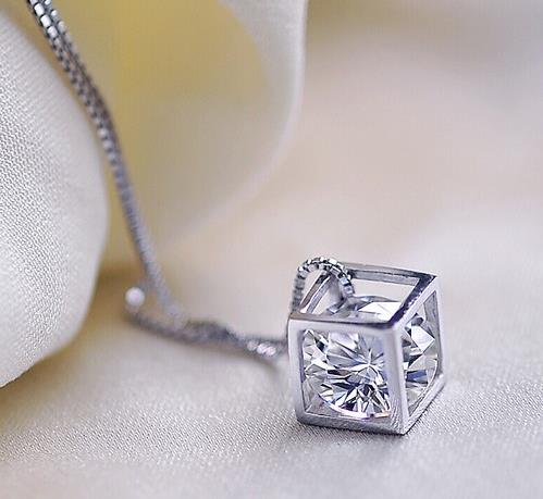 简约之中闪耀着时尚：爱之窗纯银锁骨链搭配（图）