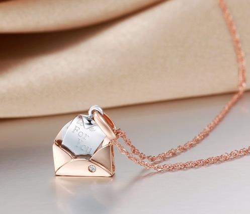 简约之中闪耀着时尚：爱之窗纯银锁骨链搭配（图）