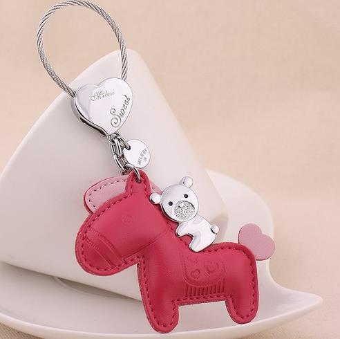 简约之中闪耀着时尚：爱之窗纯银锁骨链搭配（图）