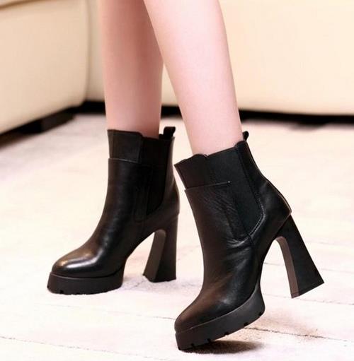 冬季潮不潮就看雕花铆钉短靴如何刷出存在感(图) 冬季潮不潮就看雕花铆钉短靴如何刷出存在感(图)