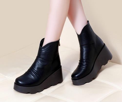 冬季潮不潮就看雕花铆钉短靴如何刷出存在感(图) 冬季潮不潮就看雕花铆钉短靴如何刷出存在感(图)