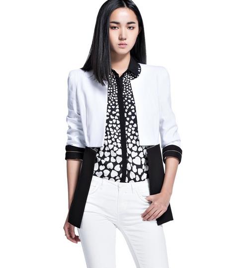 百搭显瘦休闲版牛仔面料西装外套搭配推荐（图）