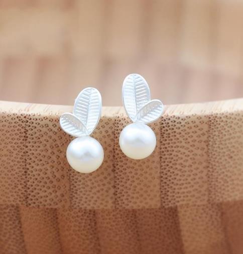 清新树叶淡水珍珠耳钉怎么搭配：迷人又独特（图）