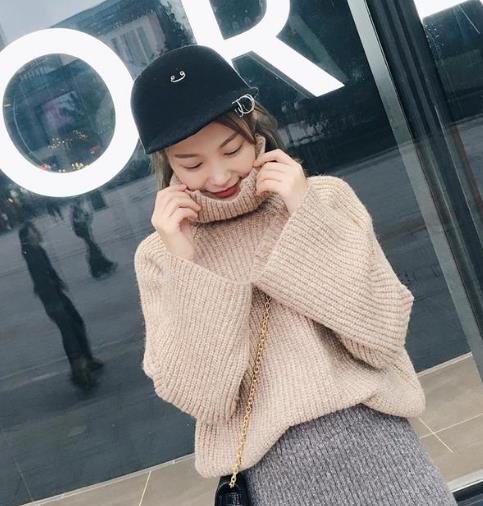 灯笼袖粗毛线高领毛衣搭配针织裙：时尚舒适（图）