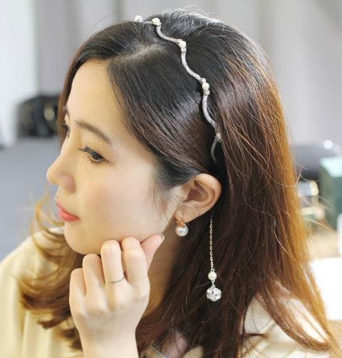 波浪镶钻发箍怎么搭配:时尚又美观发箍推荐(图) 波浪镶钻发箍怎么搭配:时尚又美观发箍推荐(图)