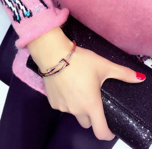 现在最流行清新简约的手链：时尚多层珍珠手链分享