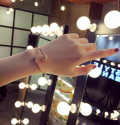 现在最流行清新简约的手链：时尚多层珍珠手链分享