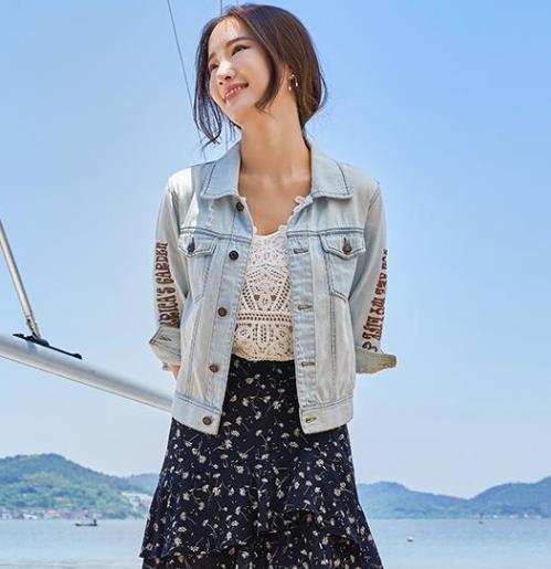 秋款时尚百搭蝙蝠袖破洞牛仔外套你入手了吗(图) 秋款时尚百搭蝙蝠袖破洞牛仔外套你入手了吗(图)