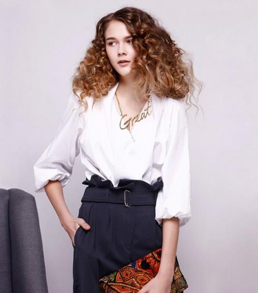 加肥加大白色上衣：演绎经典都市潮流