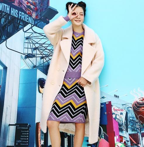 茧型双排扣呢大衣搭配针织裙：潮范儿十足（图）