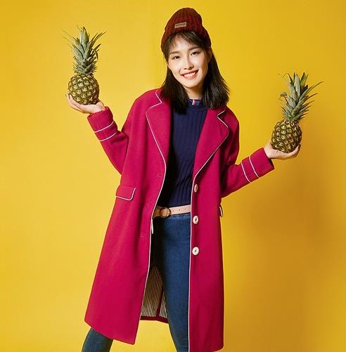 茧型双排扣呢大衣搭配针织裙：潮范儿十足（图）