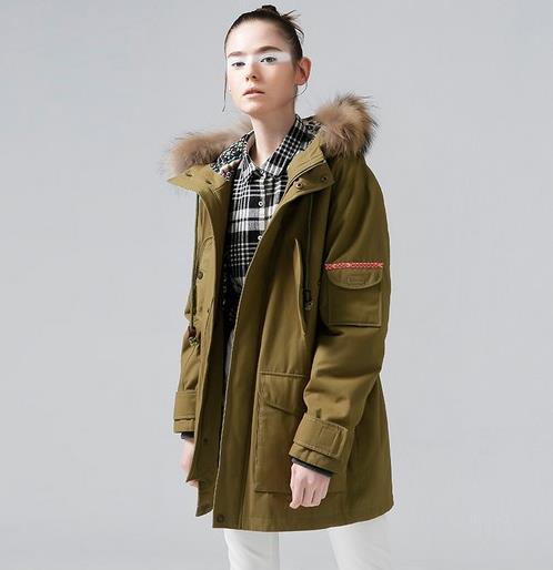 大毛领连帽外套搭配：时尚百搭外套演绎休闲风（图）