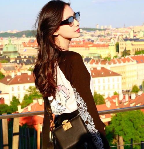 杨颖同款印花T恤怎么搭配下装:彰显朝气与生机(图) 杨颖同款印花T恤怎么搭配下装:彰显朝气与生机(图)