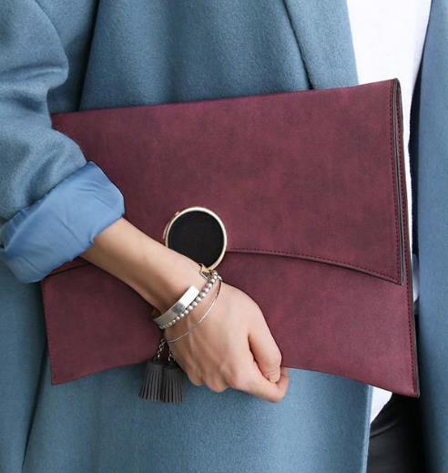 2017年最新潮的几款手拿包：时髦洋气又吸睛（图）