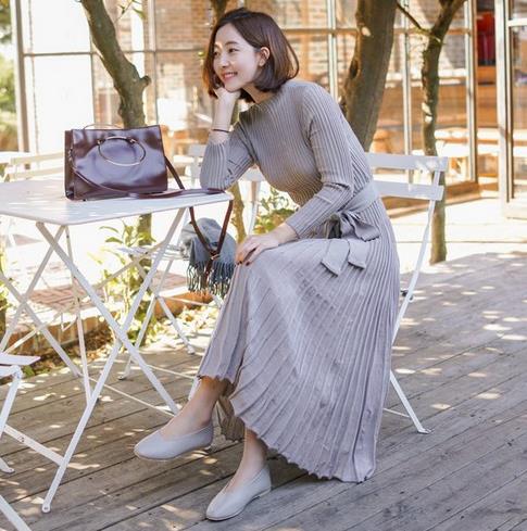 什么外套搭配喇叭袖镂空毛衣裙才能彰显时尚性感 什么外套搭配喇叭袖镂空毛衣裙才能彰显时尚性感