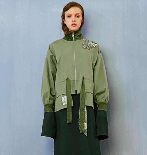 百褶裙搭配灯芯绒翻领短外套:时尚甜美外套推荐 百褶裙搭配灯芯绒翻领短外套:时尚甜美外套推荐