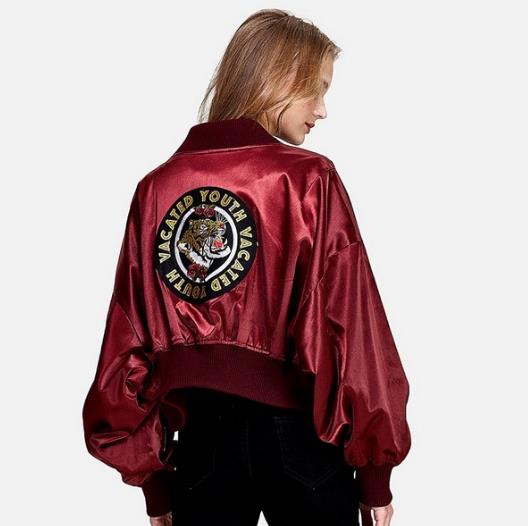 百褶裙搭配灯芯绒翻领短外套:时尚甜美外套推荐 百褶裙搭配灯芯绒翻领短外套:时尚甜美外套推荐