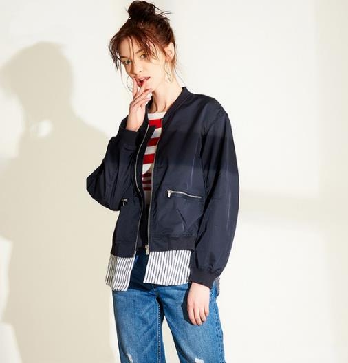 百褶裙搭配灯芯绒翻领短外套：时尚甜美外套推荐