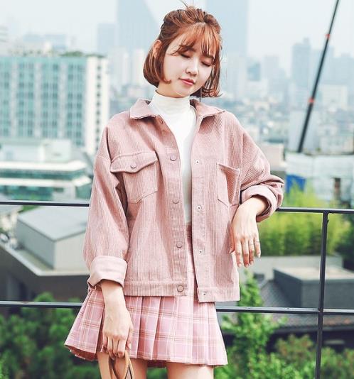 百褶裙搭配灯芯绒翻领短外套：时尚甜美外套推荐