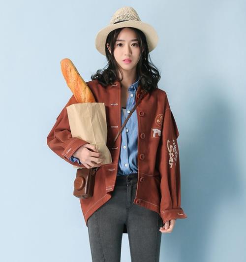 百褶裙搭配灯芯绒翻领短外套：时尚甜美外套推荐