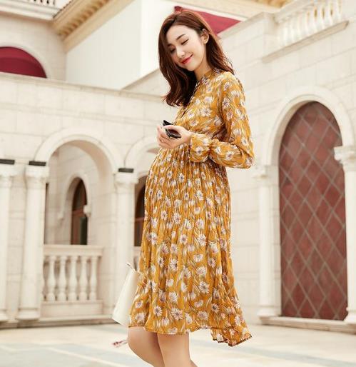 时尚条纹拼接连衣裙：简洁大方连衣裙搭配（图）