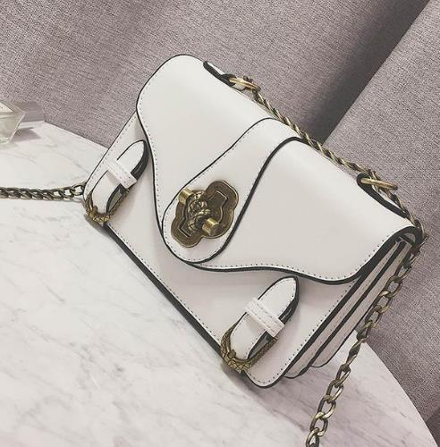 强烈推荐复古锁扣链条小方包:轻巧百搭又实用(图) 强烈推荐复古锁扣链条小方包:轻巧百搭又实用(图)