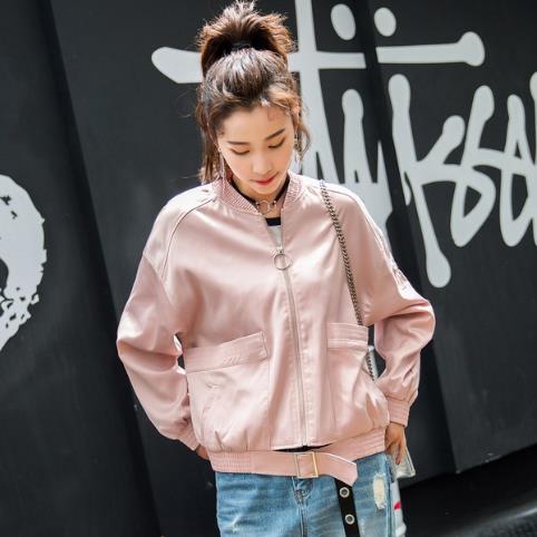 金丝绒连衣裙怎么搭配外套：6款连衣裙打造窈窕淑女