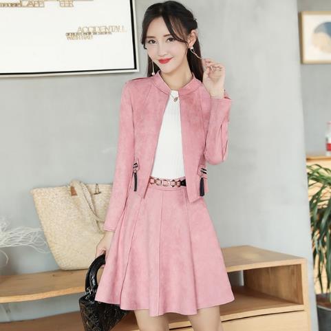 金丝绒连衣裙怎么搭配外套：6款连衣裙打造窈窕淑女