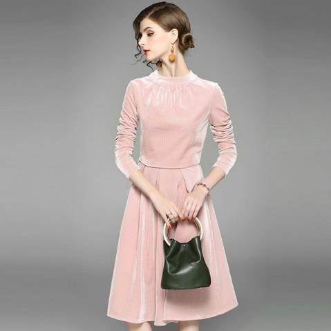 金丝绒连衣裙怎么搭配外套：6款连衣裙打造窈窕淑女