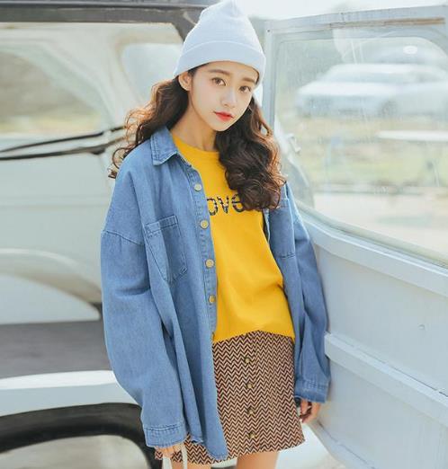 长袖牛仔衬衫搭配高腰半身裙：遮肉又显瘦（图）