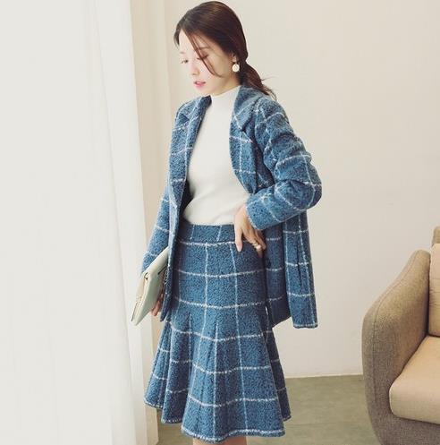 手拿包搭配格纹西装中裙两件套：知性不失个性（图）