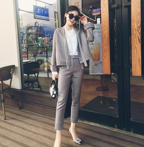 手拿包搭配格纹西装中裙两件套：知性不失个性（图）