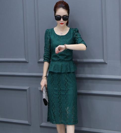 秋天依然离不开套装：时尚菱格子镂空套装分享（图）