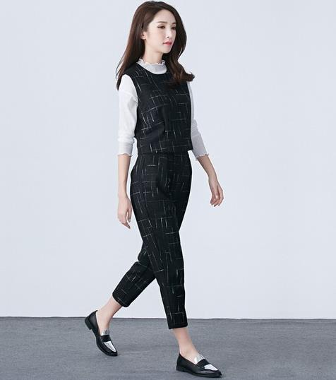 秋天依然离不开套装：时尚菱格子镂空套装分享（图）
