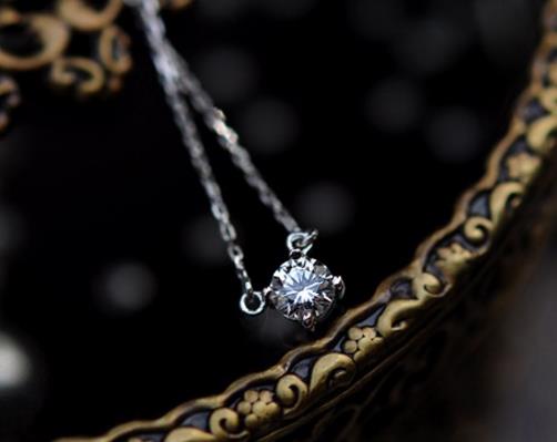 玫瑰花多层镶钻项链搭配：纯净清雅项链分享（图）