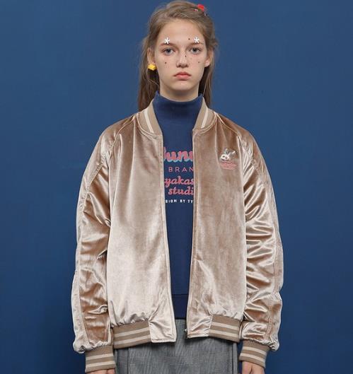 牛仔裤搭配条纹假两件短外套:帅气且随意(图) 牛仔裤搭配条纹假两件短外套:帅气且随意(图)