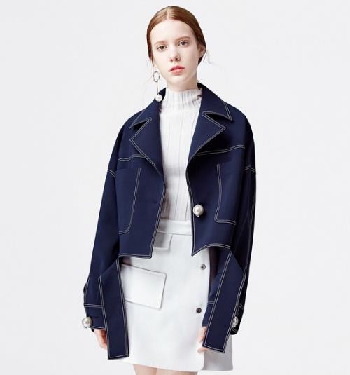 牛仔裤搭配条纹假两件短外套:帅气且随意(图) 牛仔裤搭配条纹假两件短外套:帅气且随意(图)