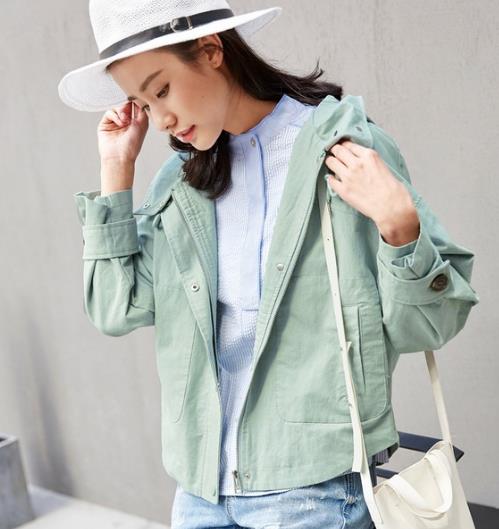 牛仔裤搭配条纹假两件短外套:帅气且随意(图) 牛仔裤搭配条纹假两件短外套:帅气且随意(图)