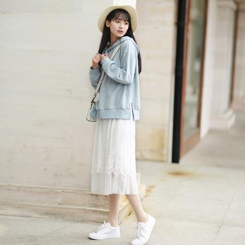 拼接套头卫衣搭配短裤:百搭卫衣就是这么自信(图) 拼接套头卫衣搭配短裤:百搭卫衣就是这么自信(图)