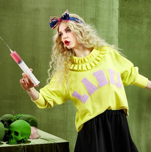 拼接套头卫衣搭配短裤:百搭卫衣就是这么自信(图) 拼接套头卫衣搭配短裤:百搭卫衣就是这么自信(图)