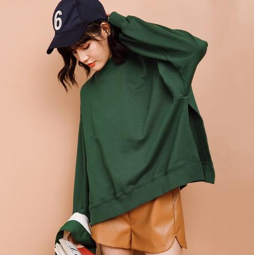 拼接套头卫衣搭配短裤:百搭卫衣就是这么自信(图) 拼接套头卫衣搭配短裤:百搭卫衣就是这么自信(图)