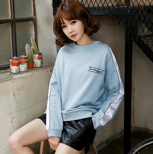 拼接套头卫衣搭配短裤:百搭卫衣就是这么自信(图) 拼接套头卫衣搭配短裤:百搭卫衣就是这么自信(图)